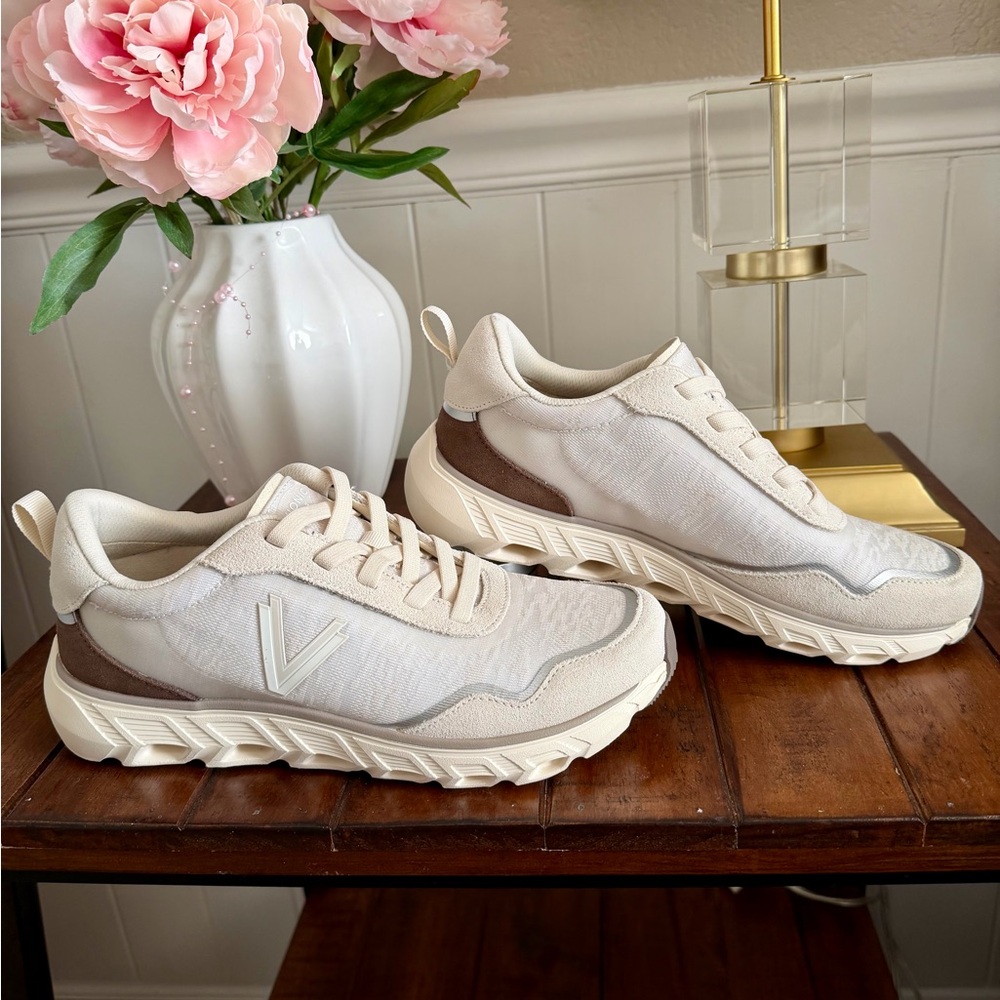 Vionic Presley Women's Sneakers Brand New.8.5